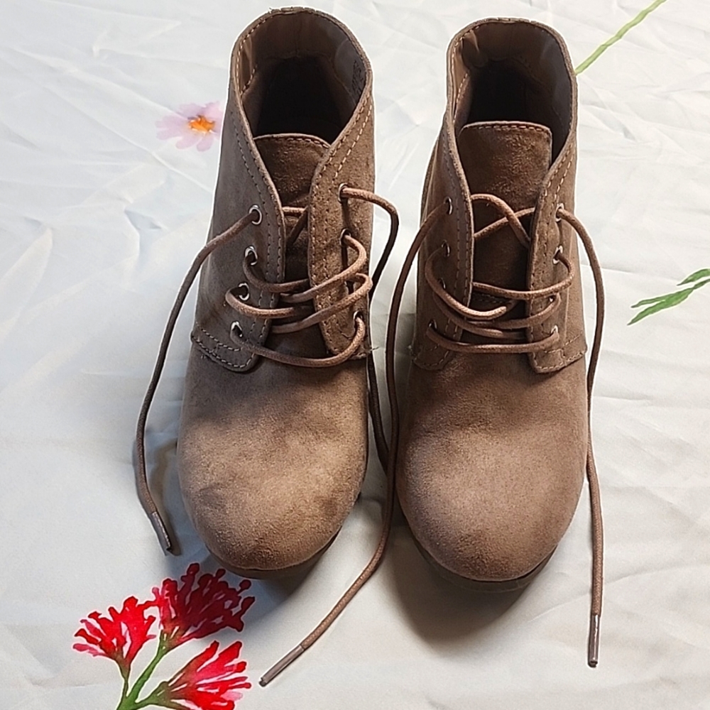 NWOT - ARIZONA Taupe Wedge Booties
